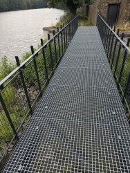 Lávka na hrázi rybníka Ján